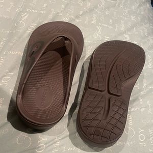 Oofos Men Brown Flip Flops